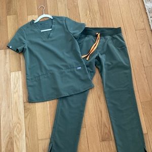 FIGS Moss Scrub Top and Bottom, XS Casma Top, XS Kades Bottom, beautiful & new!
